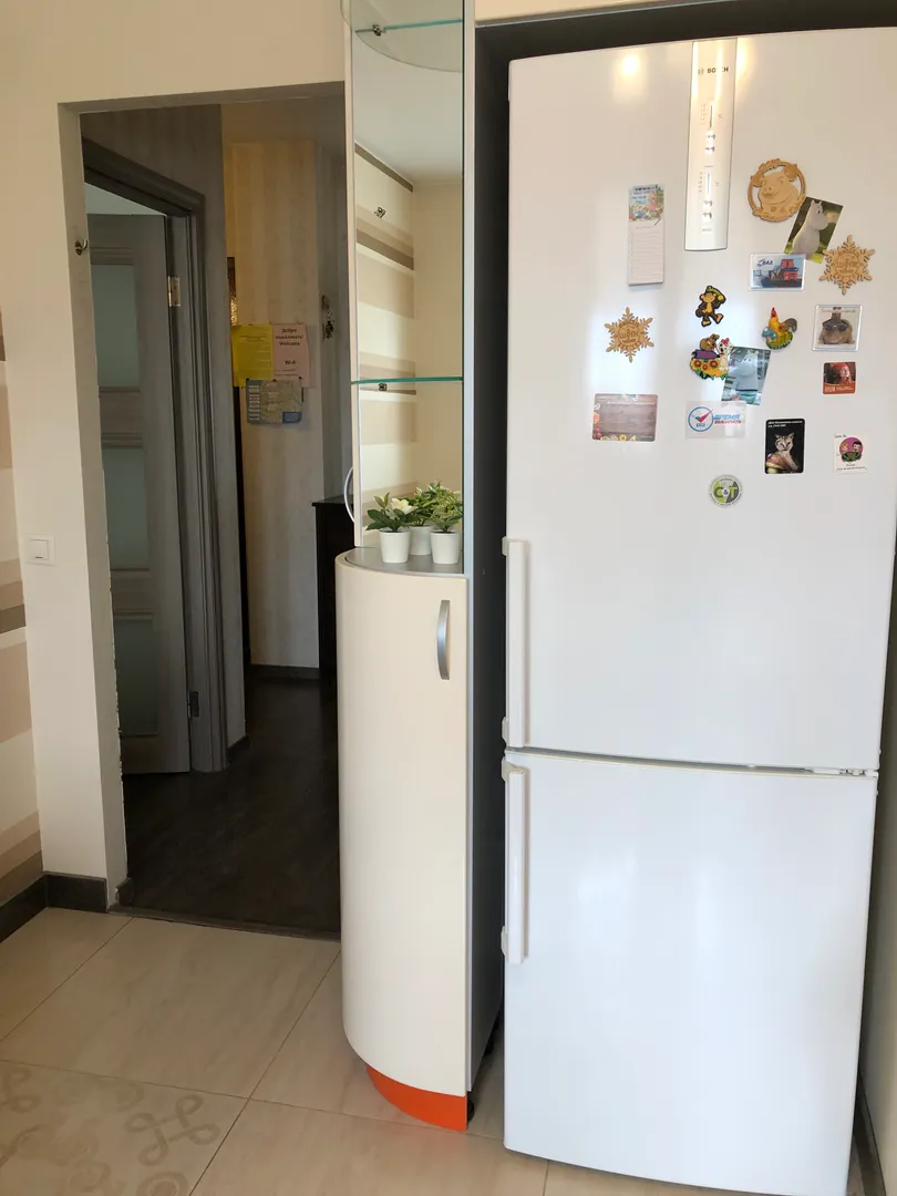 Большой, чистый и современный холодильник.