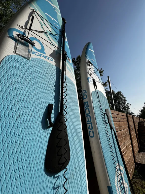 Треугольный дом на берегу озера