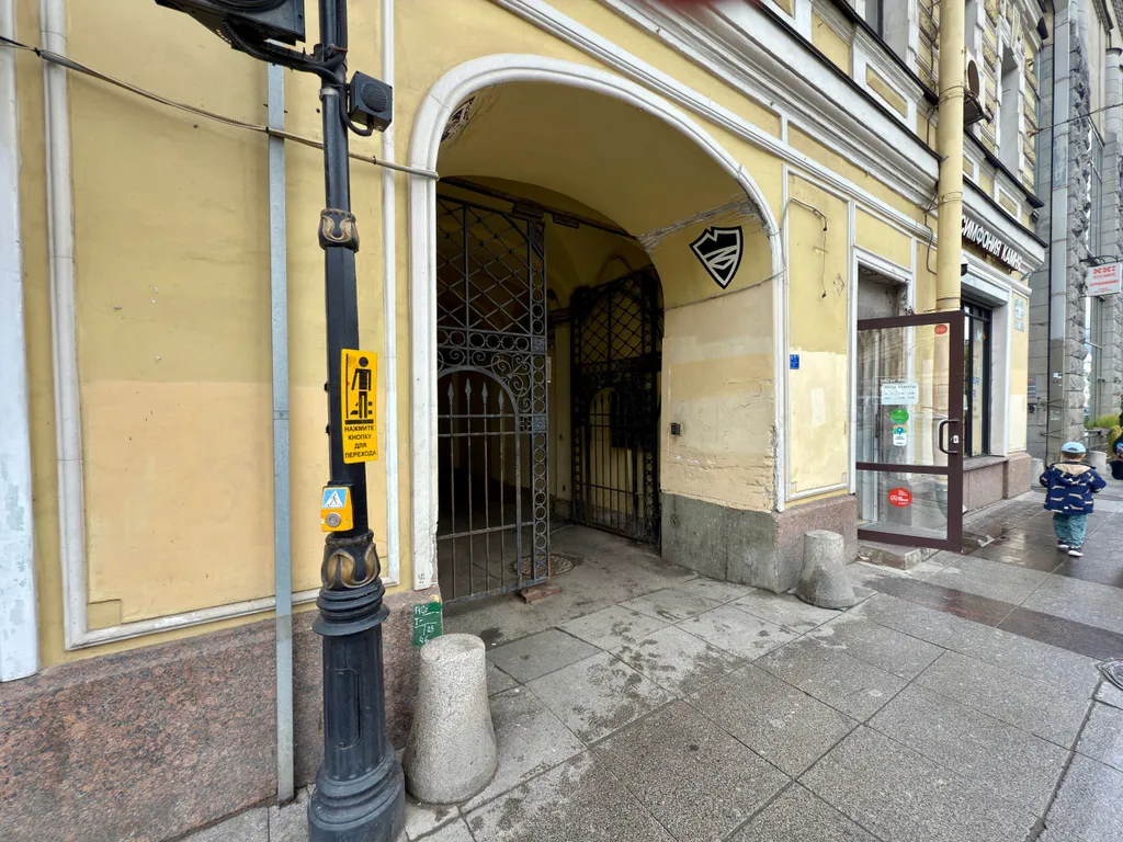 Уютная студия с кроватью на втором ярусе в центре