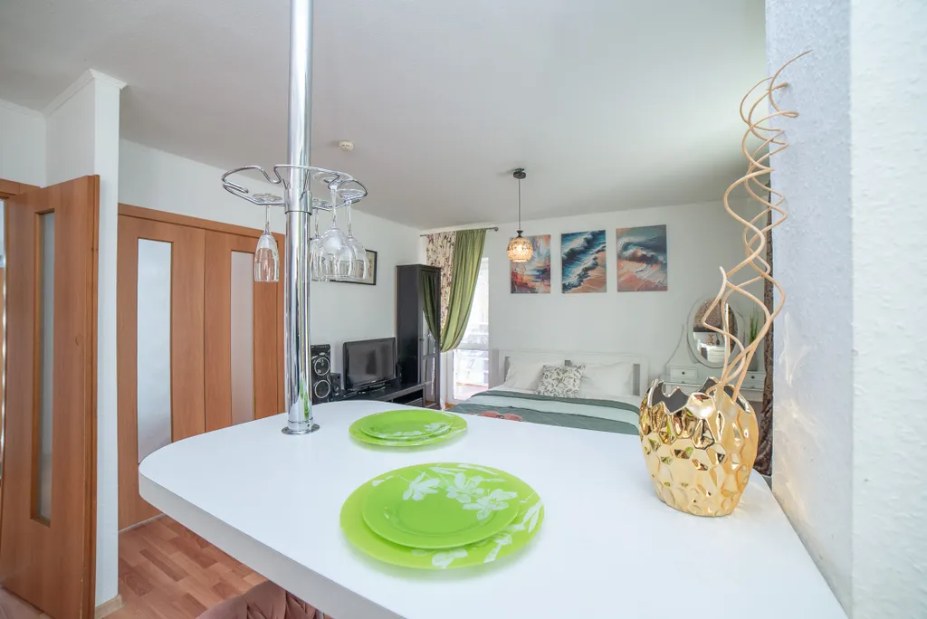 Студия с балконом на Анатолия Муранова 12 для двоих