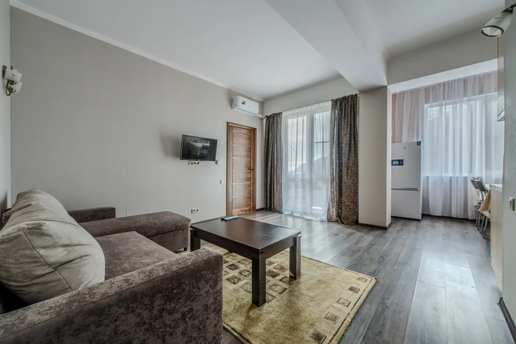 Видовые апартаменты, панорамные окна в гостиной ваши