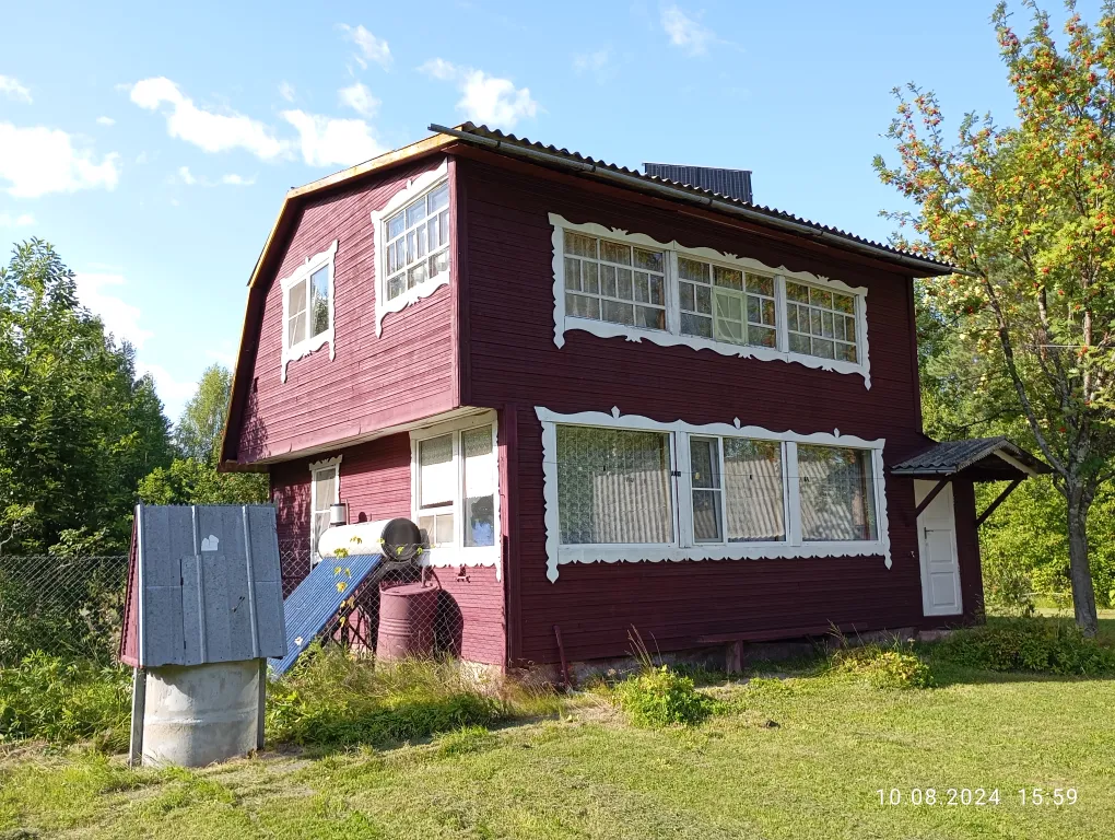 Дом на берегу с баней и лодкой