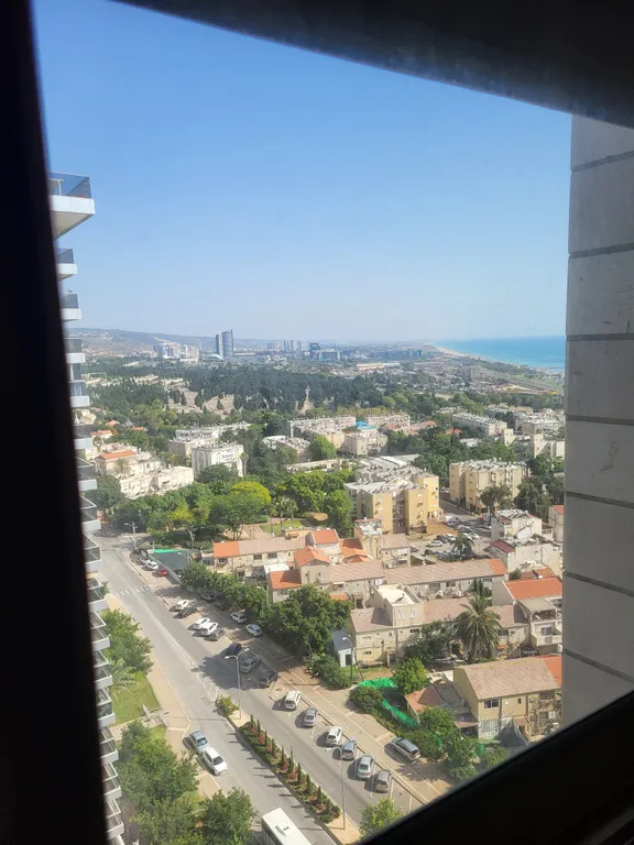 Комната в квартире на берегу моря, центр города, вид из окна.