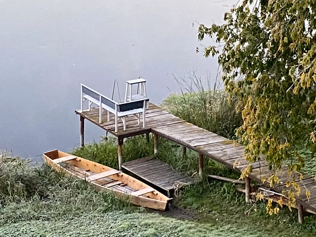 Дом и баня на берегу реки