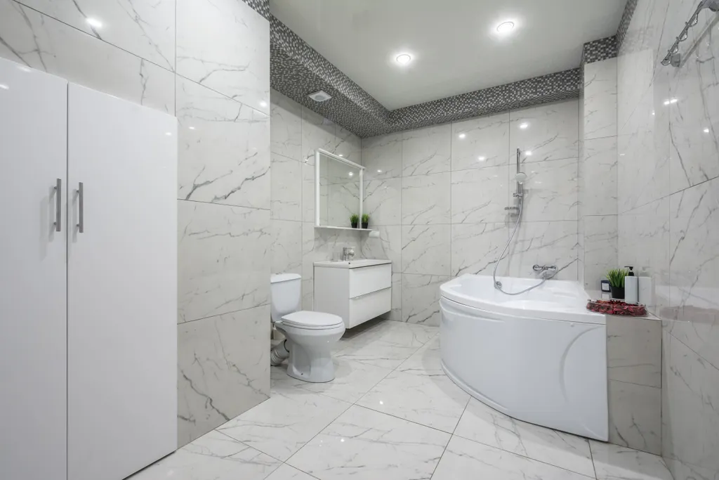 Белоснежная квартира с яркими акцентами в ЖК Центральный