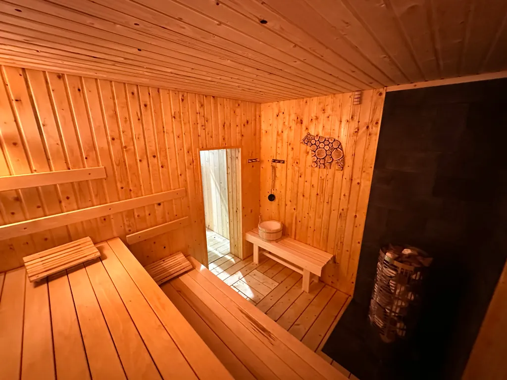 Таунхаус с кинотеатром в стиле лофт. 
3 минуты до Волги. Песчаный пляж