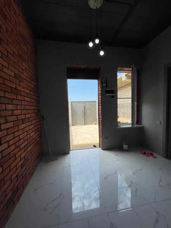 Дом рядом с горячкой, горячий источник и морем