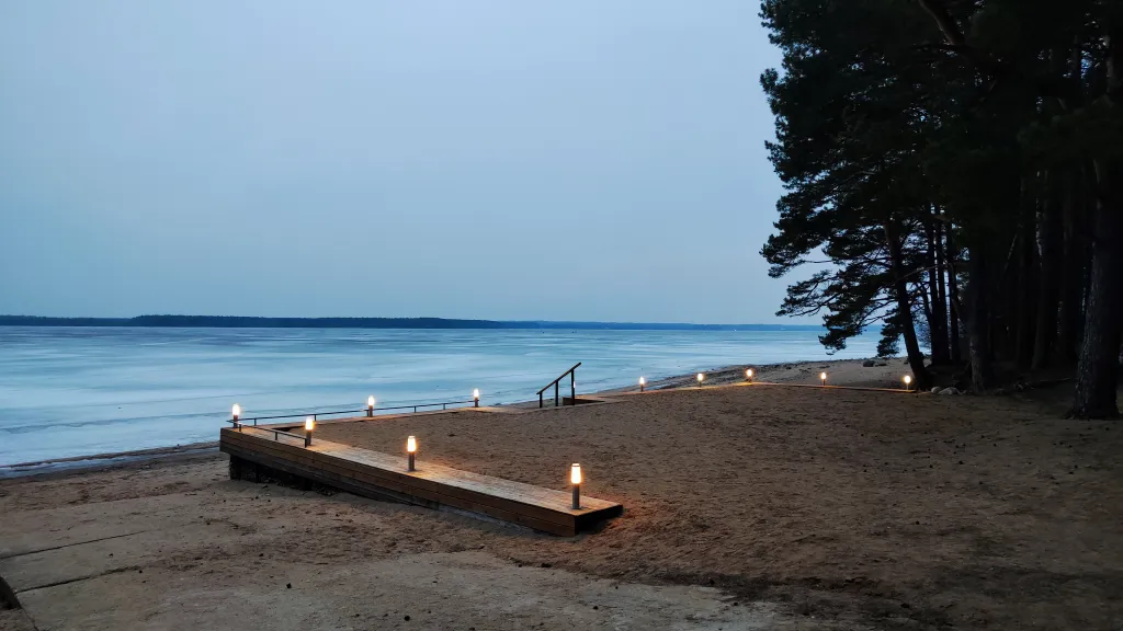 Коттедж Дом у озера с баней, чаном и детской площадкой с батутом. — Ланино