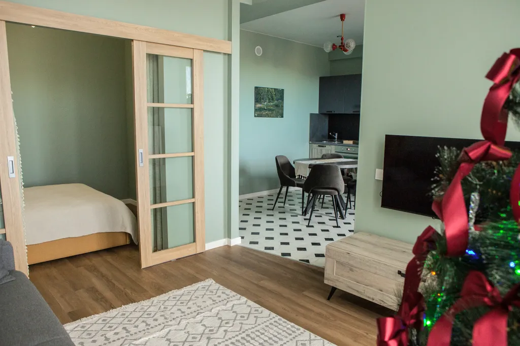 Душевная квартира в центре города с видом на горы и на город