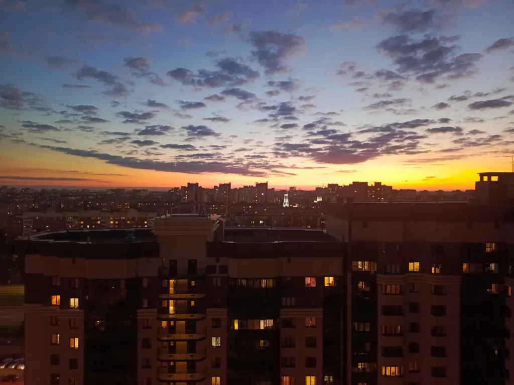 Панорамный балкон с видом на город и красивые закаты, у Воронеж рынка