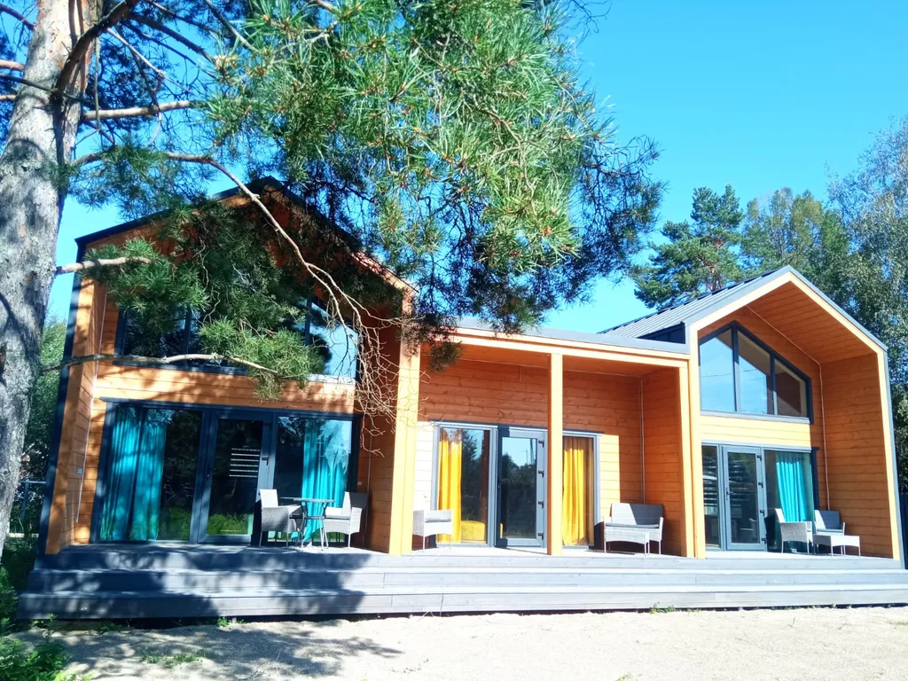 Дом у реки со своим мостком