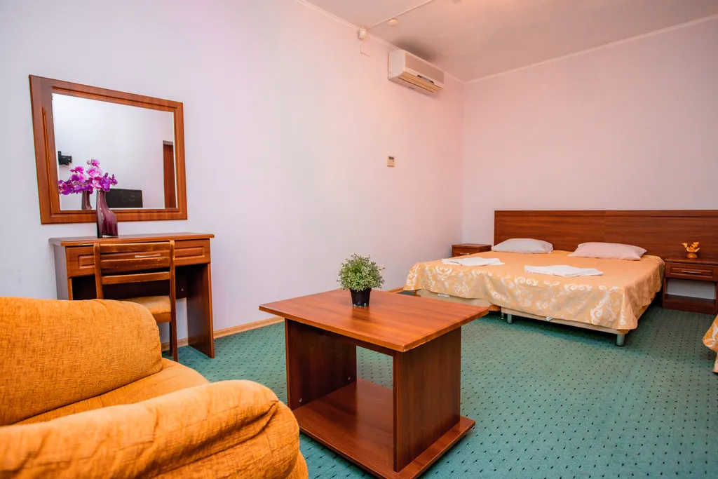 Номер на первой линии у моря из двух комнат с балконами