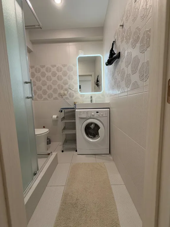 Ретро студия с панорамными окнами с видом на море, бассейн