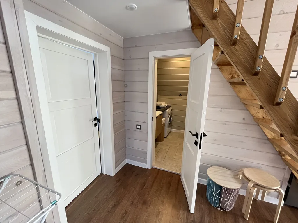 Уютный треугольный домик в лесу