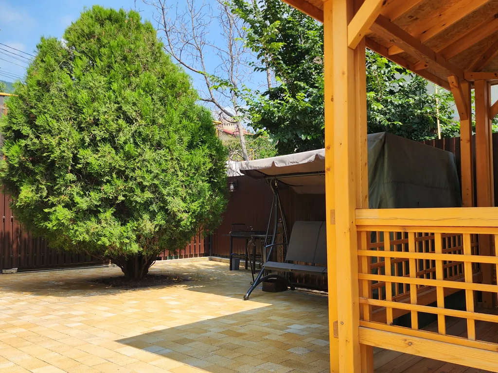 Дом с двором