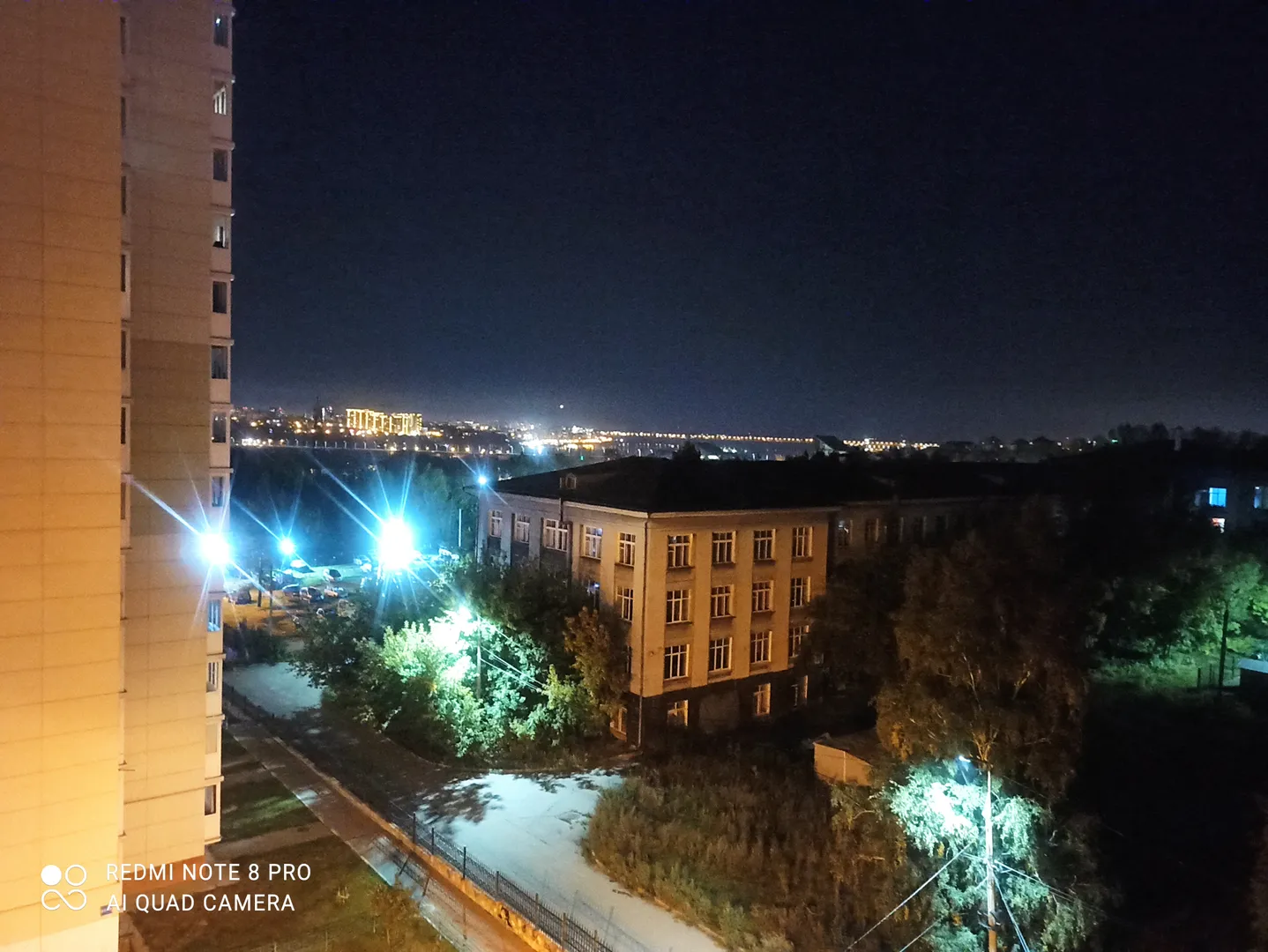 Вид с лоджии на город и парк
