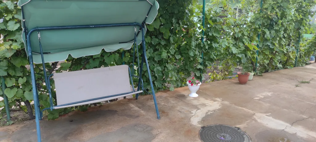 Маленький дом, простенький ремонт, не далеко он озер