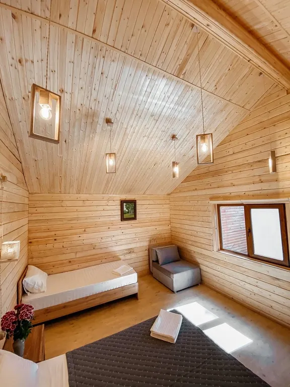 2 деревянных домика из сруба с беседкой-барбекю во одном дворе