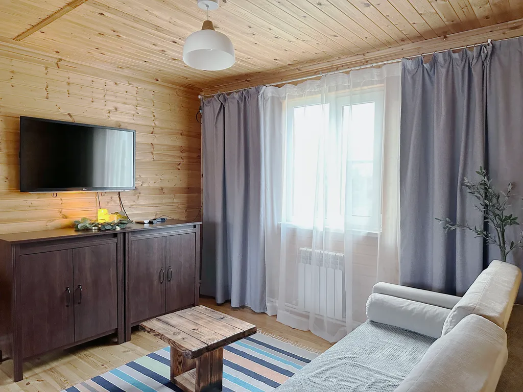 Деревянный коттедж с видом на озеро