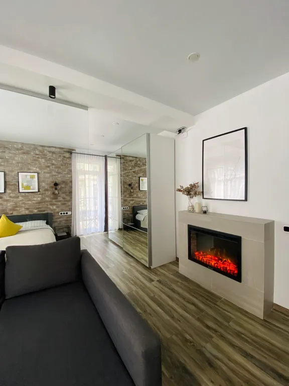 Стильная студия у моря с камином