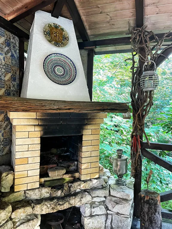 Дом в тени многолетнего дуба