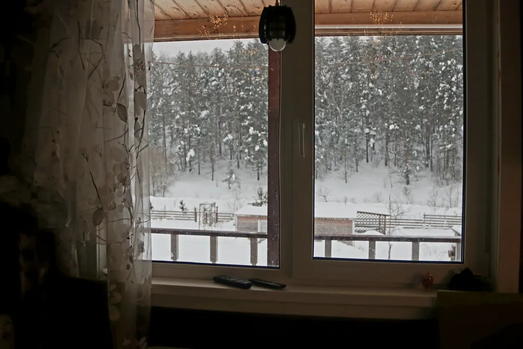 Коттедж на берегу реки с видом на сосновый лес