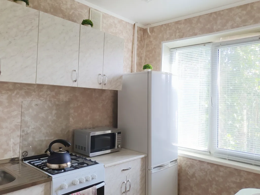 Однокомнатная в брусничных тонах