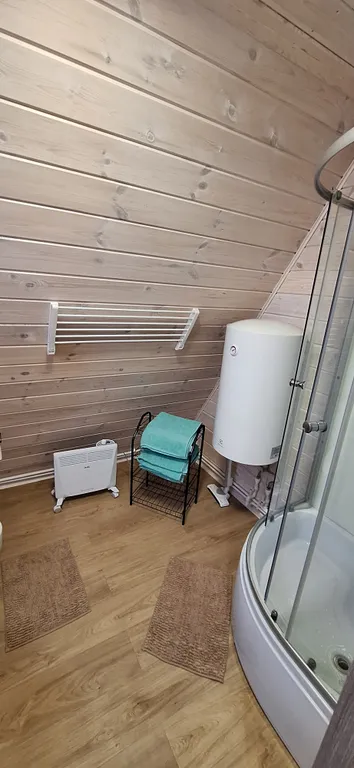 Треугольный домик с видом на горнолыжку