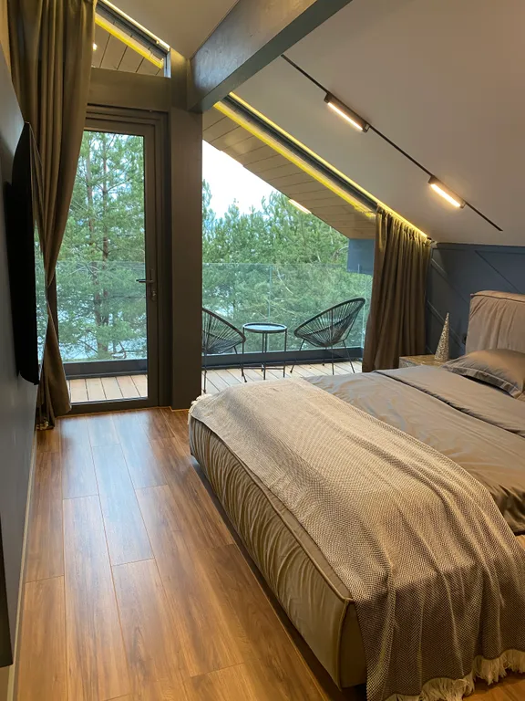 Премиальный загородный дом с теплым бассейном, на берегу