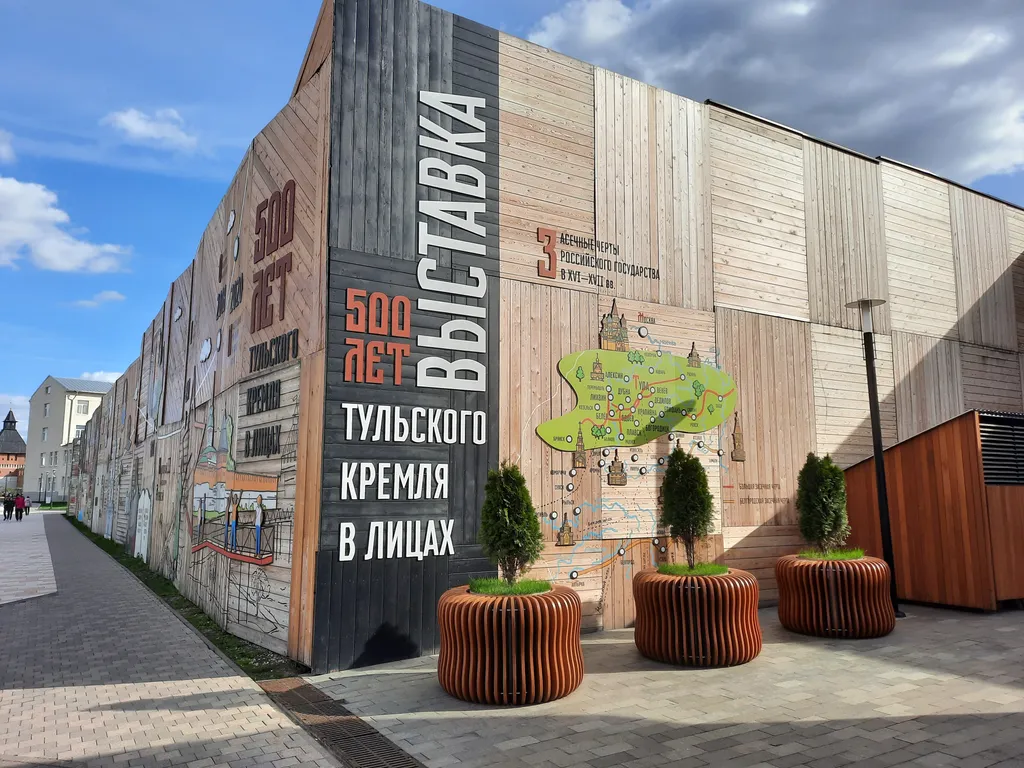 Студия через мост от Кремля