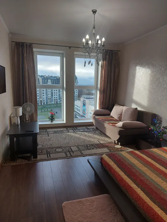 Уютная квартира с панорамными окнами в пол и красивым видом на парк