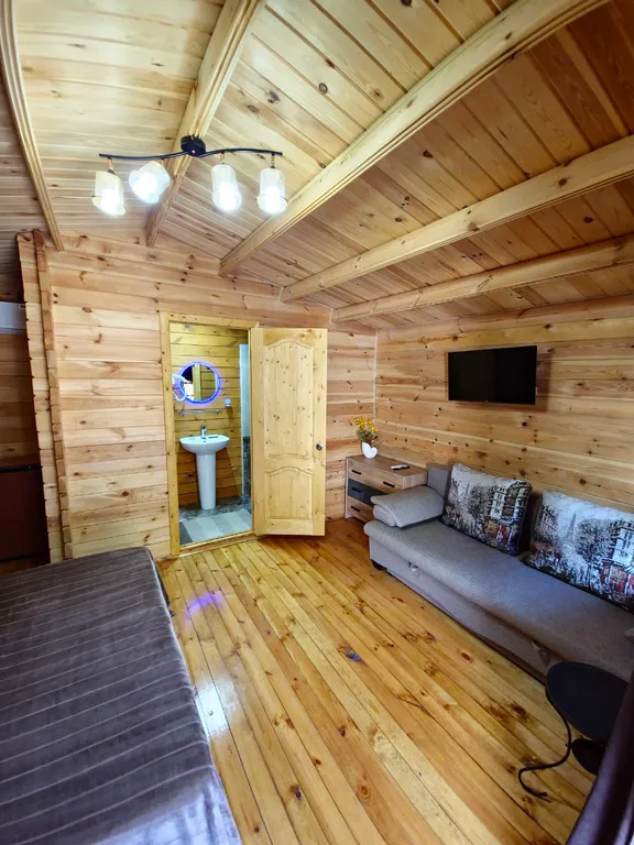 Коттедж Эко домик с парковкой рядом с горной рекой — Гагра