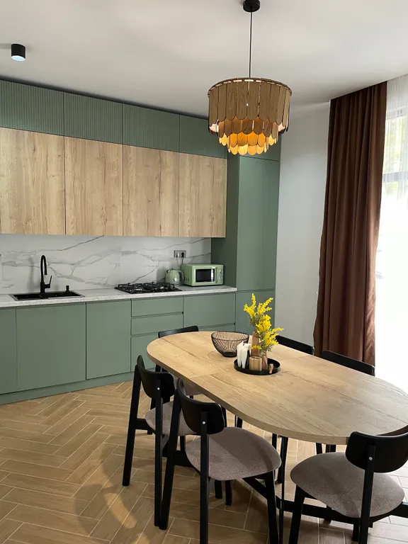 Новый коттедж с витражными окнами в центре