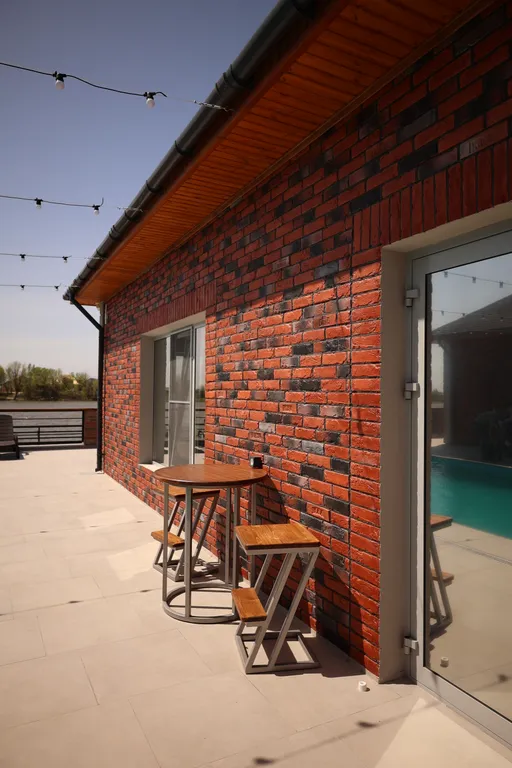 Вилла с бассейном на берегу реки в 30 минутах от центра города