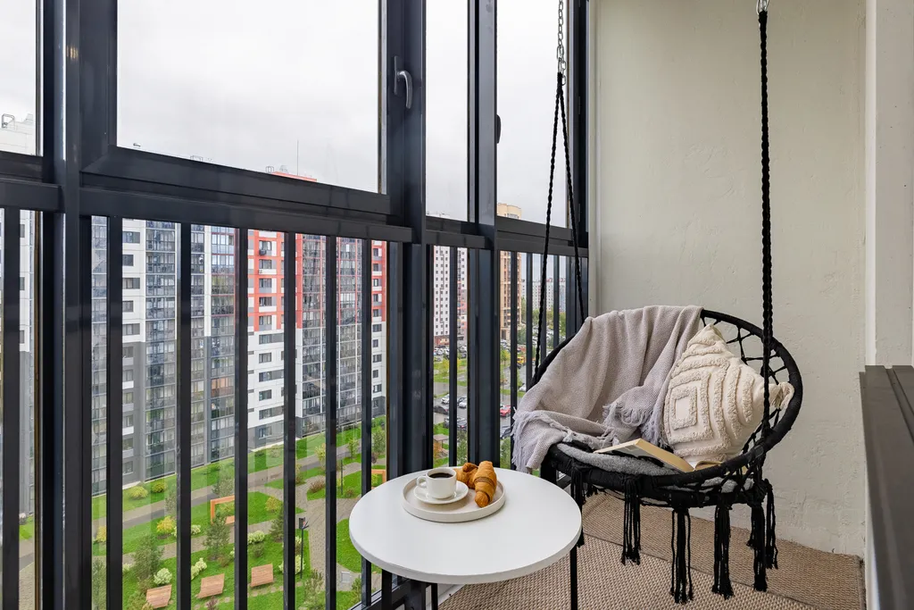 Изумрудная студия с гамаком в новом доме в экологически чистом районе