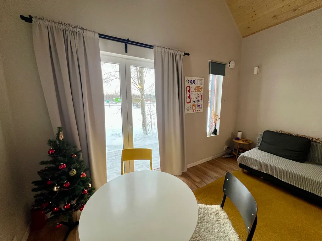 Синий домик в поле