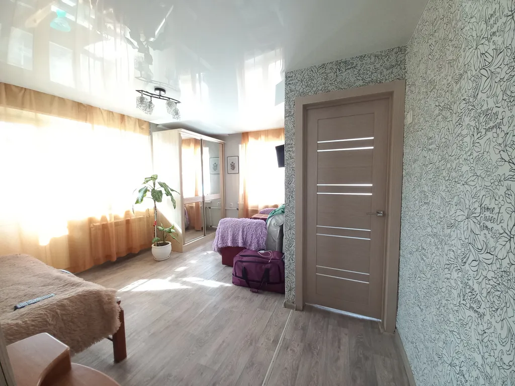 Хорошая чистая квартира с кондиционером, с видом на город и озеро