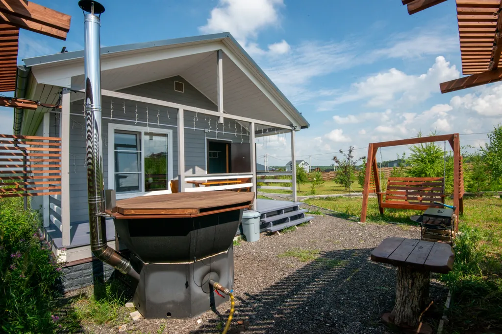 Дом на берегу реки с банным чаном