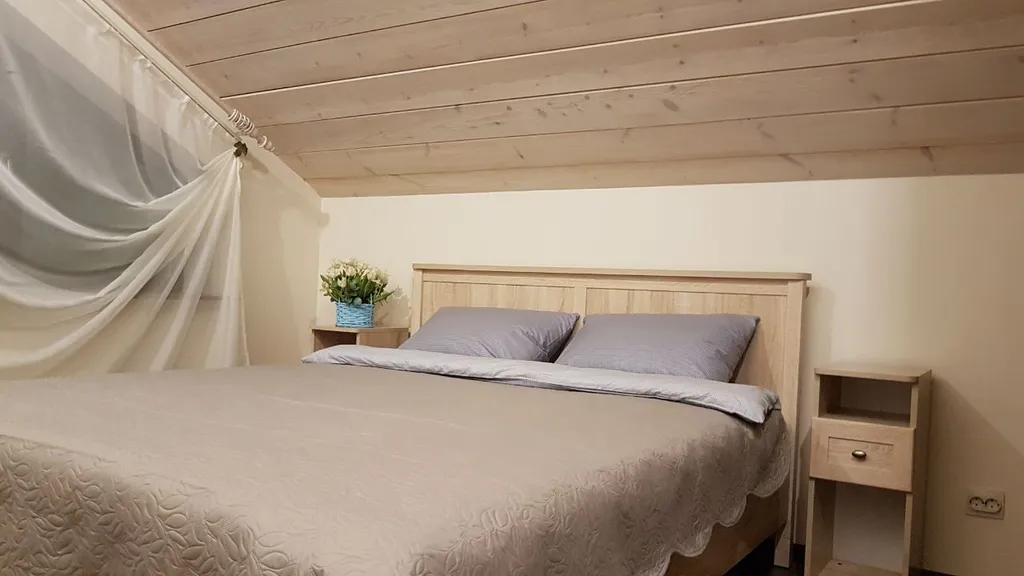 Большой дом с камином и террасой