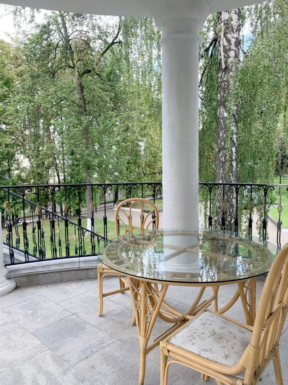 Двухэтажный коттедж в центре