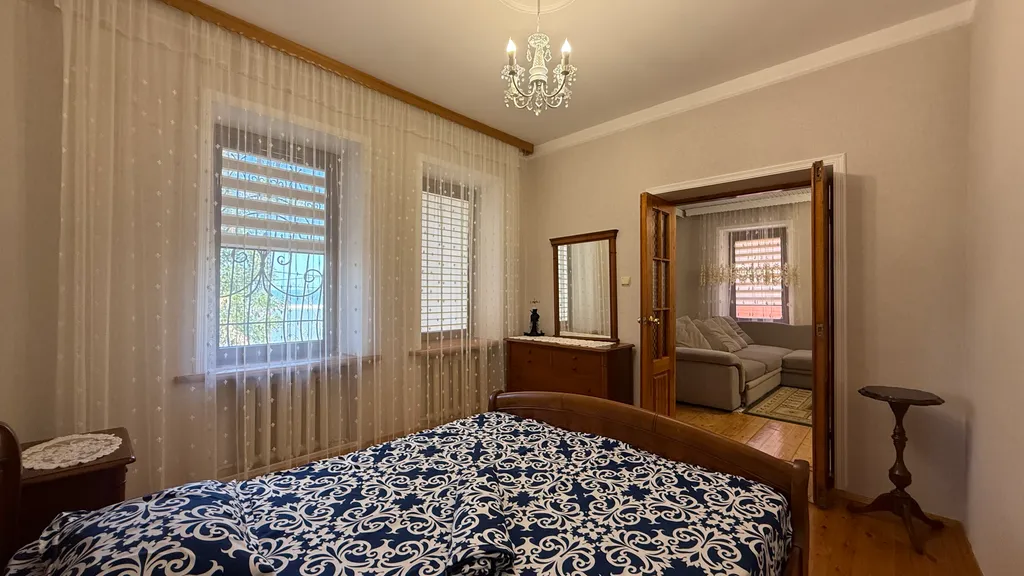 Деревянный дом с красивым видом на море