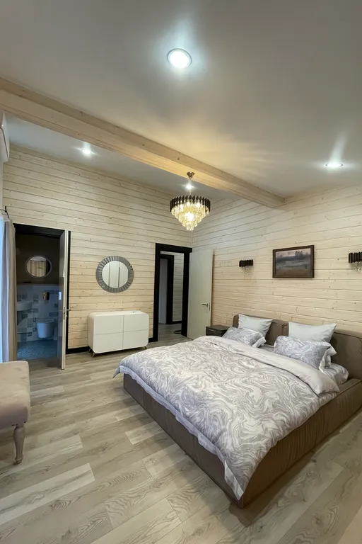 Просторный дом в стиле барнхаус с террасой й и чаном