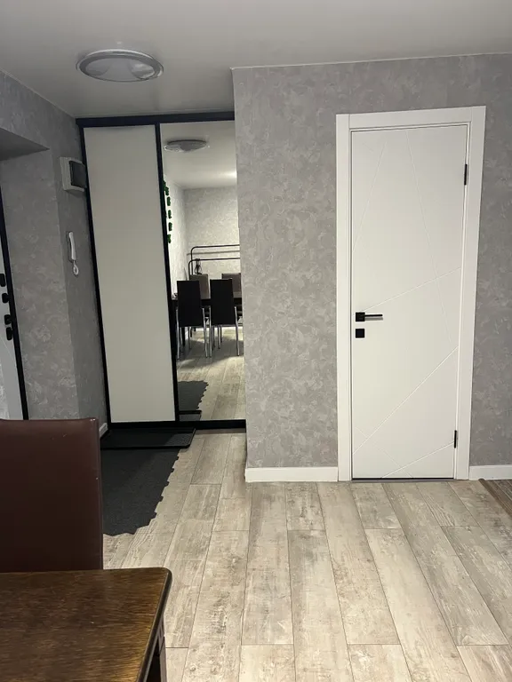 Уютная квартира с видом на проезжающий ретро-поезд