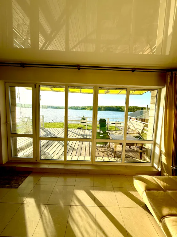 Речное поместье глэмпинг на берегу реки