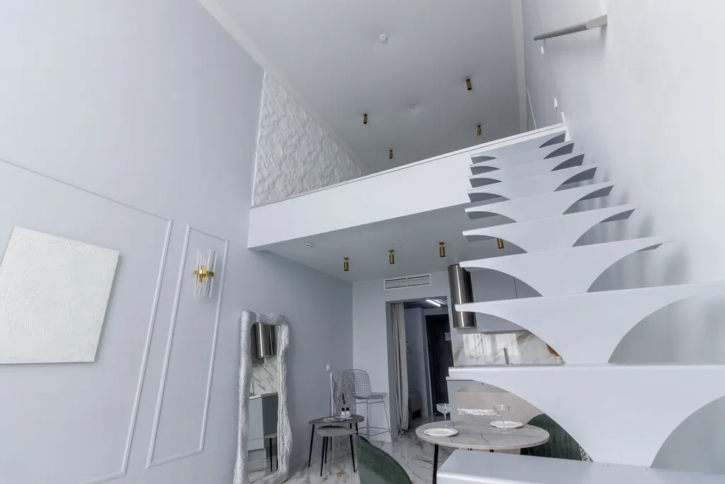 Двухуровневая студия с панорамным видом на город