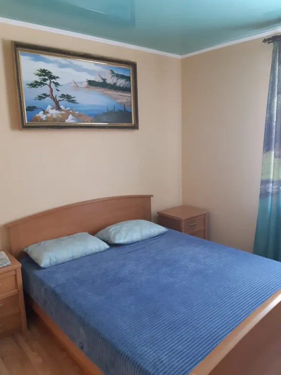 Квартира Двух комнатный номер с двумя двух спальными кроватями с видом на город — аренда посуточно в Феодосия