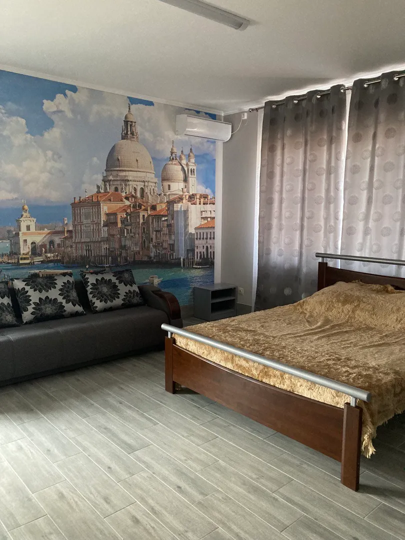 Двуспальная кровать