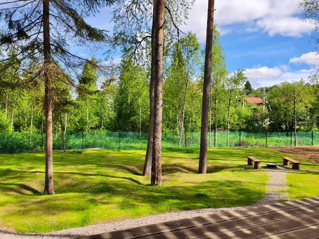 Атмосферный домик рядом с озером и лесом