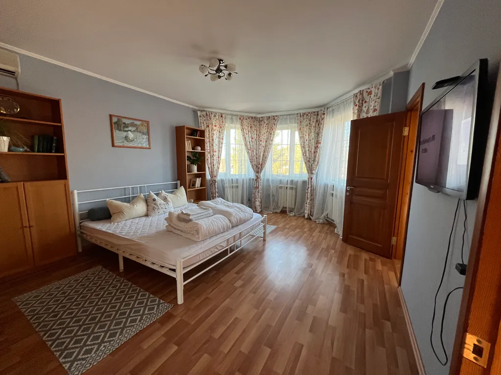 Коттедж в саду