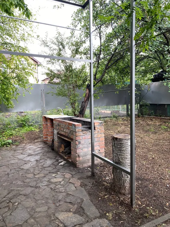 Загородный дом с садом и бассейном